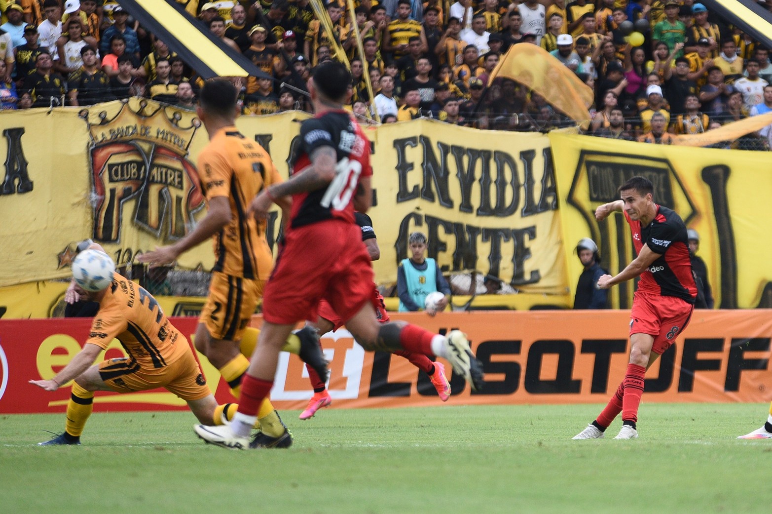 Federico Jourdan ya ejecutó un potente derechazo que terminará en el primer gol de Colón a los 24 minutos del primer tiempo. 