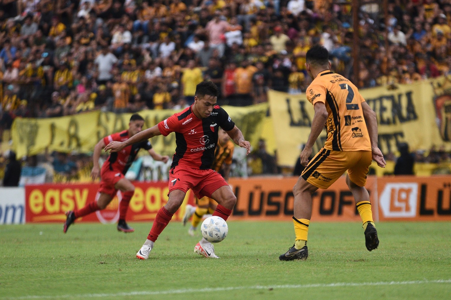 Ignacio Lago intenta eludir la marca de Oscar Piris. El delantero volvió a mostrar su calidad de juego. 