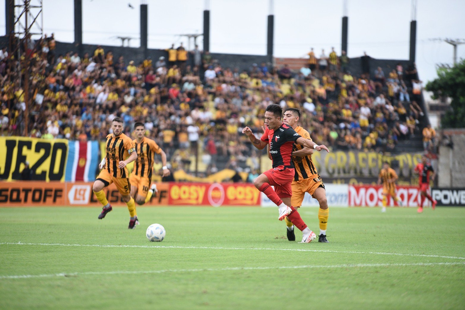 Lo pararon con foul. Ignacio Lagos se escapa y es derribado por el defensor que le costó la tarjeta amarilla.