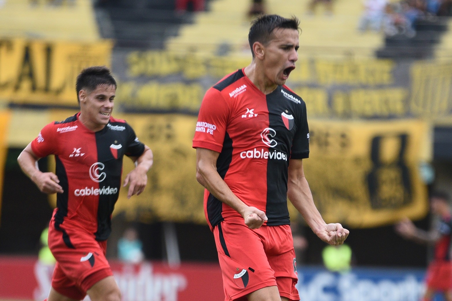 El festejo de Federico Jourdan. Colón no aprovechó la ventaja y empató con Mitre en Santiago del Estero.