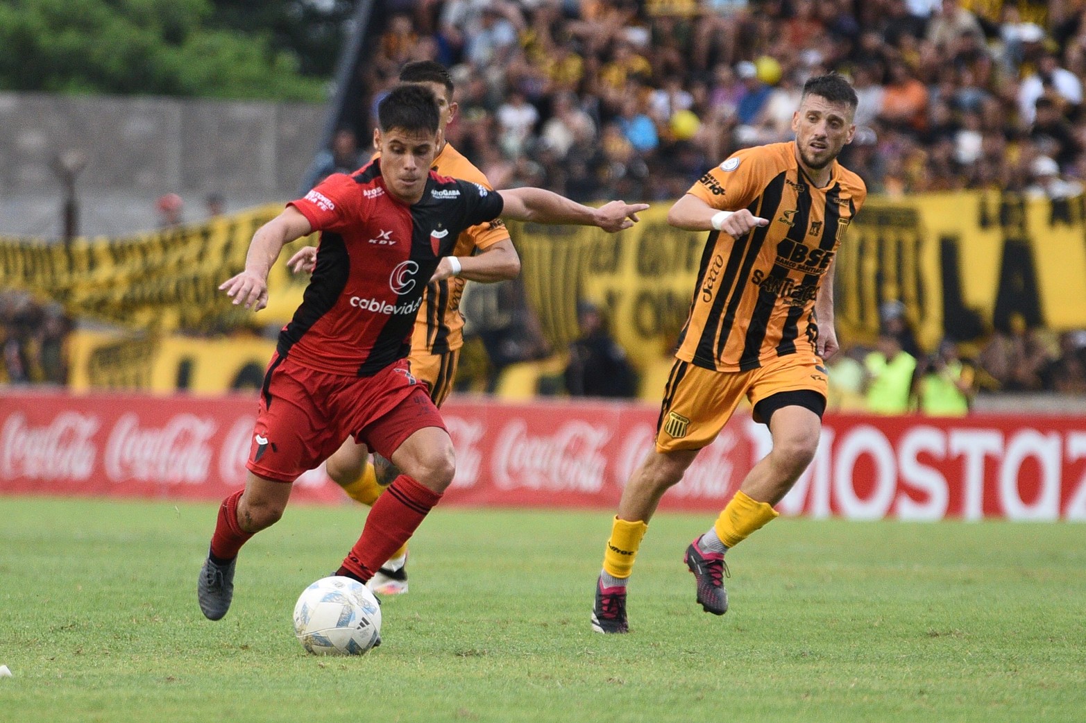 Nicolás Talpone en el medio campo volvió a correrse todo. Colón no aprovechó la ventaja y empató con Mitre en Santiago del Estero.