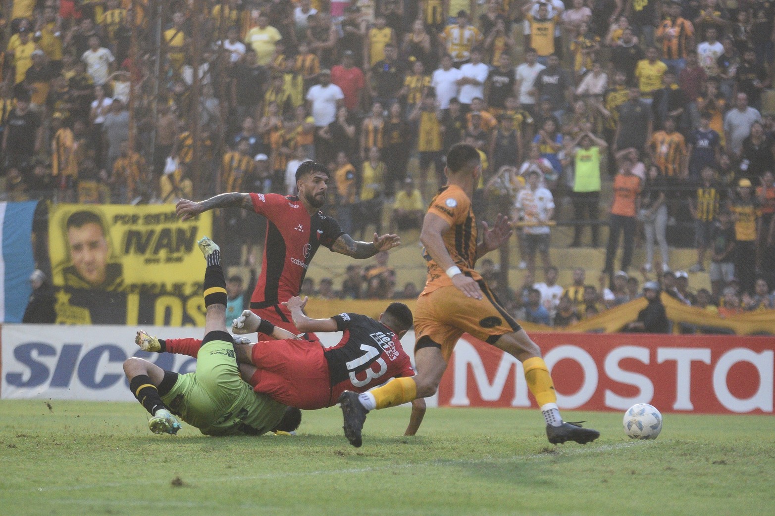 El penal bajo la lluvia. Bruno Juncos es derribado por el arquero y una falta clara. El juvenil tomó la decisión de patear el penal cuando el designado era Toledo. 