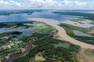 Vista aérea tomada con un dron el 14 de marzo de 2024 de la cuenca afluente del río Amazonas, cerca de Manaos, capital del estado de Amazonas, Brasil. Xinhua