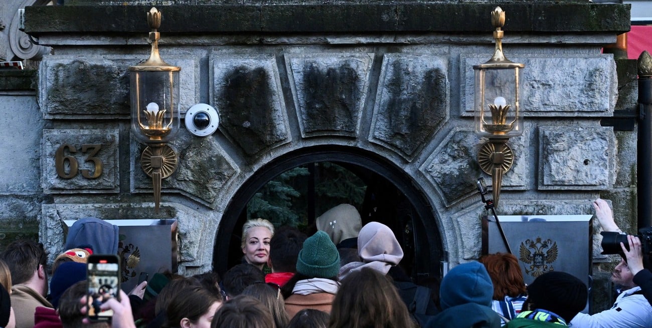 Navalnaya recibió el apoyo de cientos de personas que la acompañaron a votar este domingo Foto: REUTERS / Annegret Hilse.
