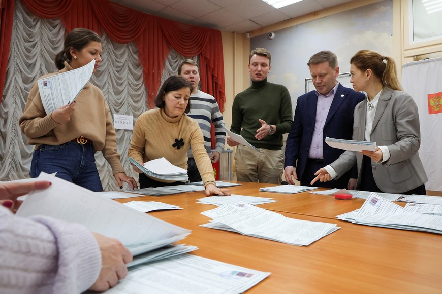 Members of an electoral commission count votes, after polling stations closed on the final day of the presidential election in Saint Petersburg, Russia, March 17, 2024. REUTERS/Anton Vaganov