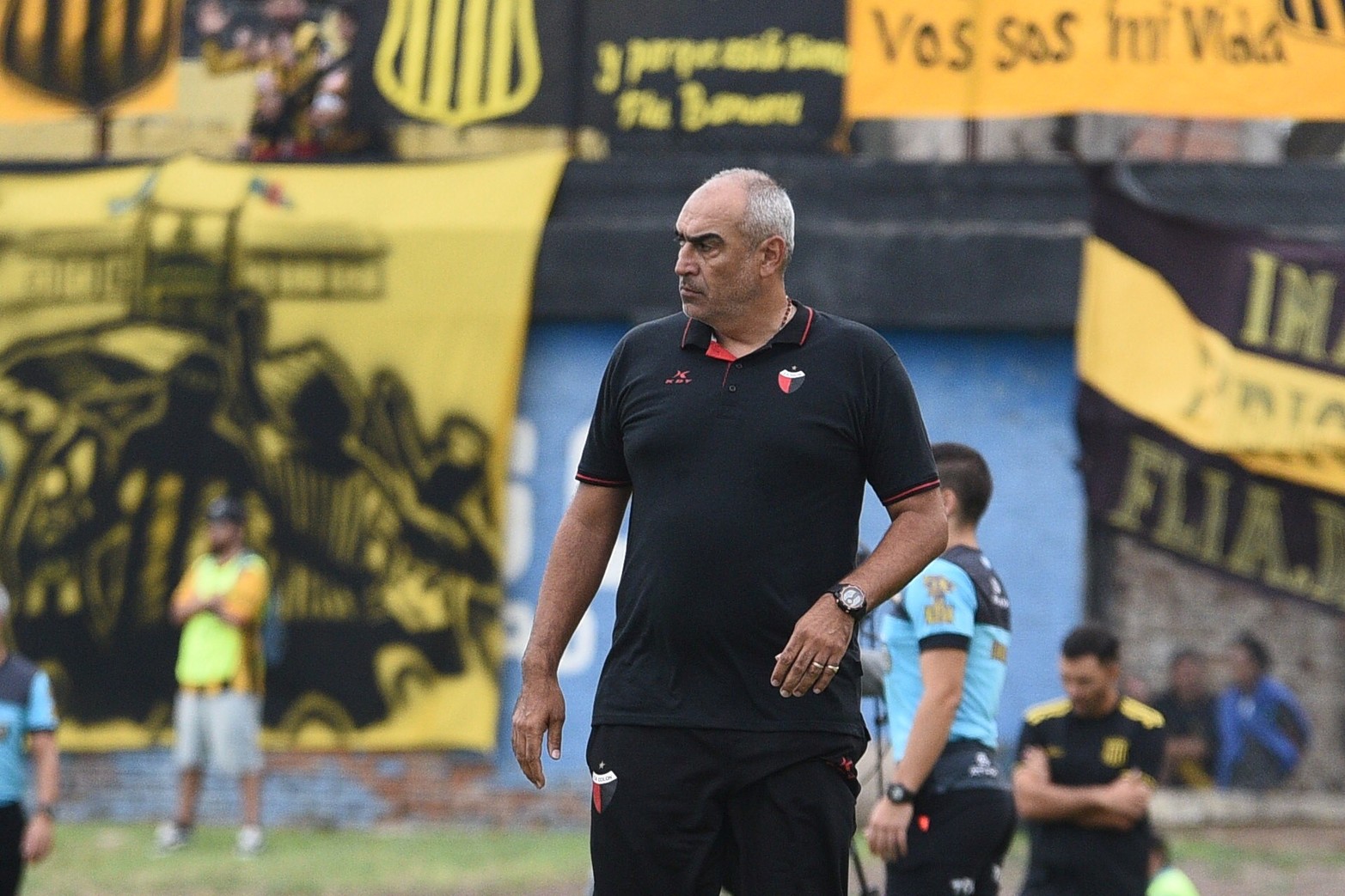 Inocultable fastidio. Iván Delfino: "Estoy recontra caliente y quiero medir cada palabra para no hablar de más". Dijo que “hay que entender que en esta categoría, además de jugar, hay que marcar”, señaló también que “el que entra tiene que hacer lo que nosotros le pedimos” y admitió que al penal debió patearlo Toledo.