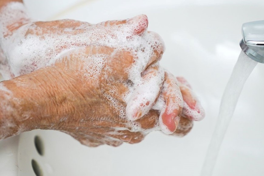 Una de las medidas básicas de control de la infección es la higiene de las manos.