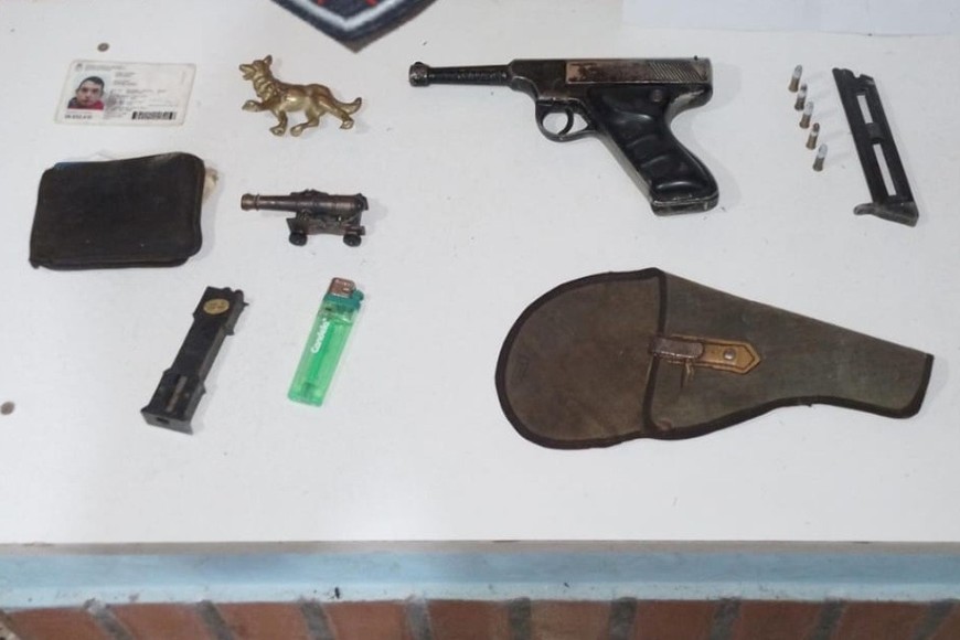 Arma de fuego y otros elementos secuestrados al detenido. Crédito: Unidad Regional XV.
