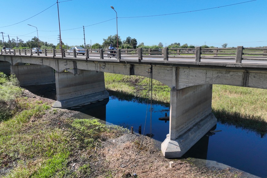 El puente Carretero y la rotura que generó preocupación. Crédito: Fernando Nicola