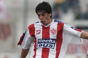Torres en 2006 disputando un amistoso ante Vélez. El Memo jugó tres años con la rojiblanca. Crédito: Luis Cetraro