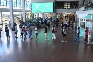 La historia sin fin. Todos los días se forma esta larga cola de gente que busca solucionar el problema para obtener el beneficio.

Mauricio Garín.