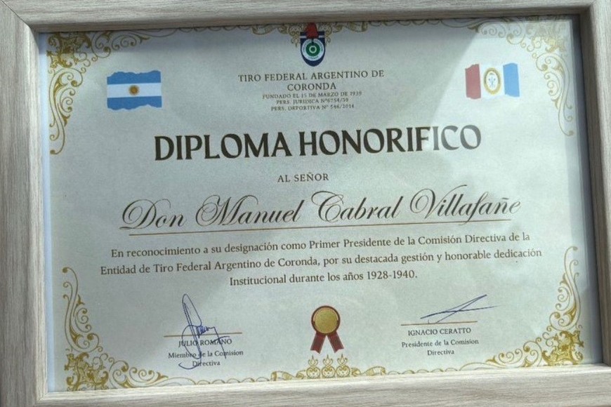 Diploma entregado a la familia -nietos- de don Cabral Villafañe.