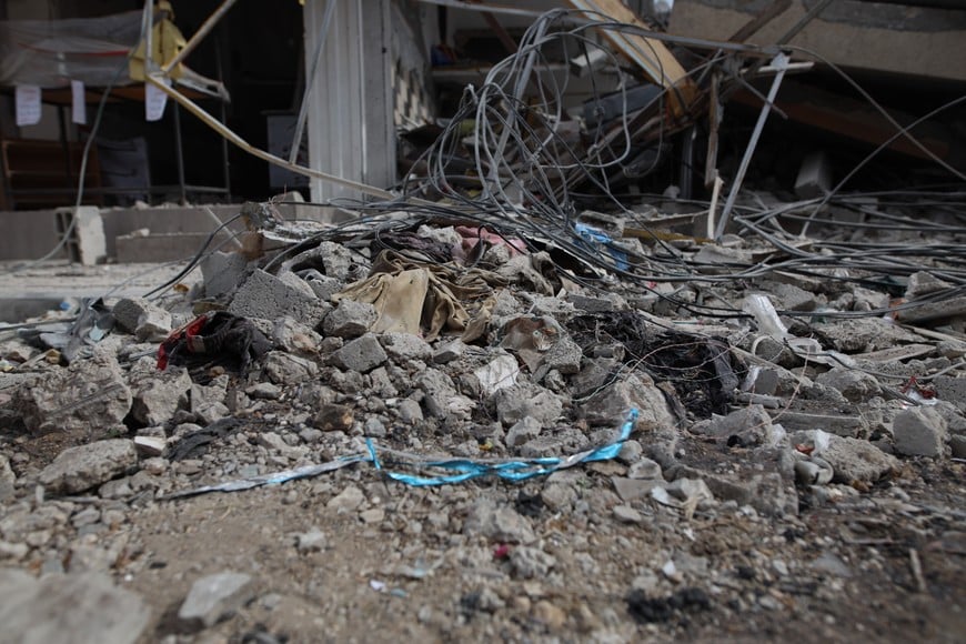 (240317) -- GAZA, 17 marzo, 2024 (Xinhua) -- Imagen el 16 de marzo de 2024 de escombros vistos después de los ataques israelíes en el campo de refugiados de Bureij, en el centro de la Franja de Gaza. La cifra de palestinos muertos por los ataques israelíes contra la Franja de Gaza aumentó a 31.553, informó el sábado, a través de un comunicado de prensa, la cartera de Salud dirigida por Hamás.(Xinhua) (oa) (ah) (da)