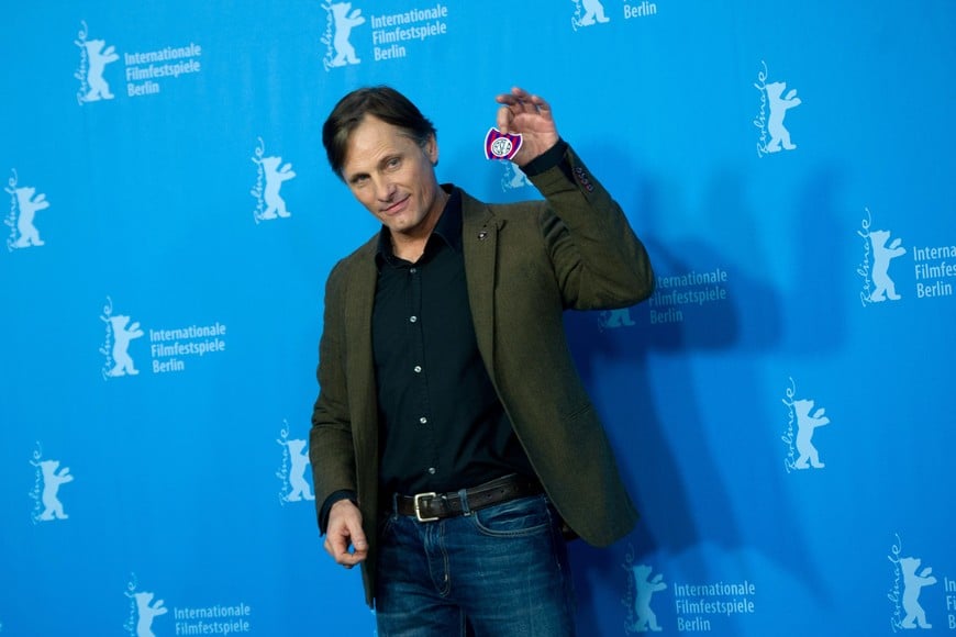 Danish-American actor Viggo Mortensen holds a sticker of Argentina's San Lorenzo de Almagro soccer team during a photocall to promote the movie "The Two Faces Of January" at the 64th Berlinale International Film Festival in Berlin February 11, 2014.  REUTERS/Stefanie Loos (GERMANY  - Tags: ENTERTAINMENT)   alemania berlin Viggo Mortensen 64 festival internacional de cine de berlin actor con sticker de san lorenzo