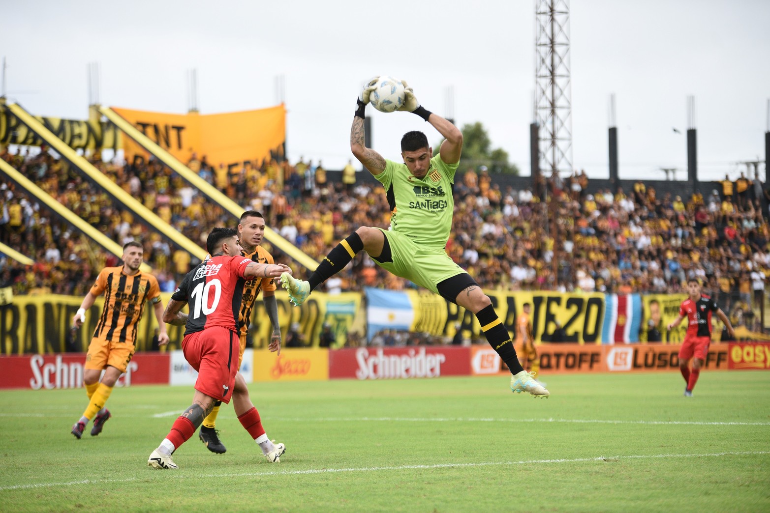Luciano Jachfe el arquero de Mitre sale a cortar un centro. El guardameta fue clave para atajar el penal en tiempo de descuento. 