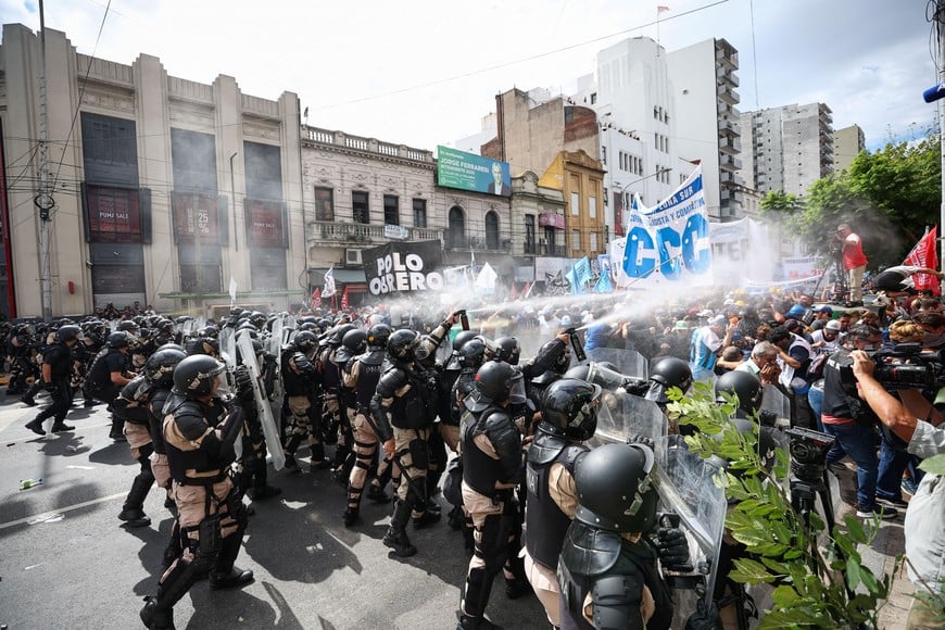 Hubo "piquetazo" nacional. Y disturbios en Buenos Aires, donde la policía y los manifestantes se enfrentaron poniendo a prueba el protocolo de Patricia Bullrich.