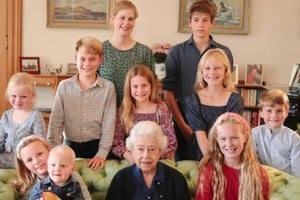 La nueva foto bajo la lupa: Isabel II, con sus nietos y bisnietos.