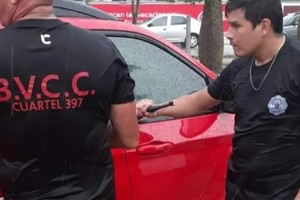 Debieron proceder con cuidado porque la nena dormía en el asiento trasero y los vidrios podían lastimarla.