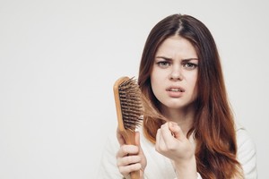 Cualquiera puede ser víctima de la pérdida de cabello en la cabeza, tanto mujeres como hombres.