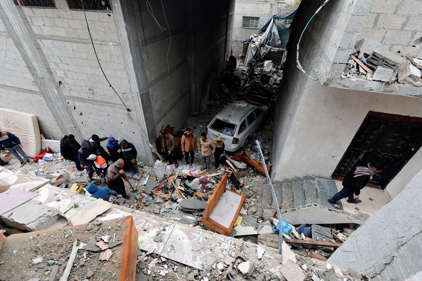 Palestinians inspect the site of an Israeli strike on a house, amid the ongoing conflict between Israel and Hamas, in Rafah, in the southern Gaza Strip, March 19, 2024. REUTERS/Mohammed Salem