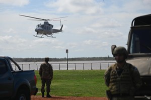 Mientras sobrevolaban por el cielo de Rosario algunos de los helicópteros Bell 412EP, el ministro remarcó que en total llegarán a la ciudad 5 de esas aeronaves. Crédito: Marcelo Manera