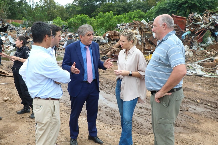 Las autoridades provinciales durante los allanamientos.