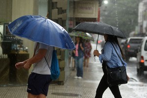 El SMN precisó que se estiman valores de precipitación acumulada entre 50 y 70 mm (nivel amarillo) y entre 50 y 90 mm (nivel naranja). Crédito: Guillermo Di Salvatore