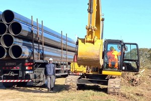 El 25 de marzo de 2023 se firmó el inicio de las obras, que implicó el movimiento de equipos especiales para soterrar la cañería de conducción. Crédito: Archivo El Litoral.