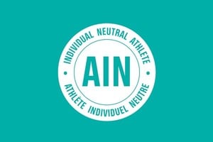 Tendrán una bandera neutral, con las letras "AIN" sobre fondo verde y un corto himno sin letra, que sonará en caso de que alguno de ellos logre un título olímpico.