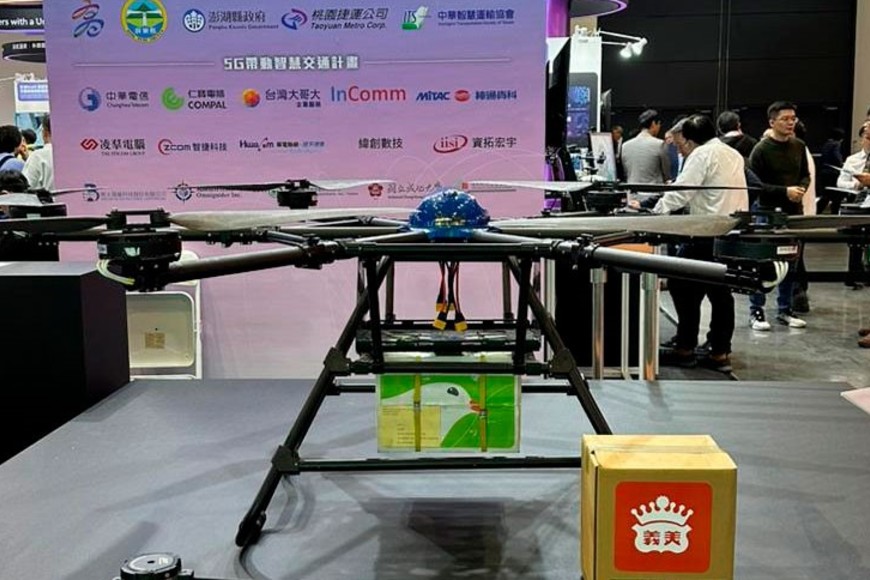 Un drone de importantes dimensiones fue presentado en la muestra. Foto: Gonzalo Zentner