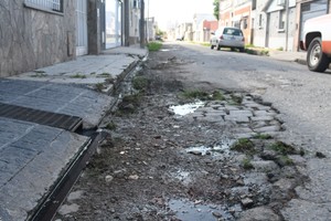 Por debajo de lo que se supone es un asfalto se ven los viejos adoquines que había en la ciudad antes de que se pavimenten las calles. Foto: Flavio Raina.