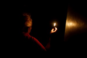 cortes de luz apagones 

A woman uses a candle as she enters her house during the second day of a blackout in Caracas, Venezuela March 9, 2019. REUTERS/Carlos Jasso venezuela Caracas  gigantesco apagon en venezuela corte de luz masivo crisis energetica