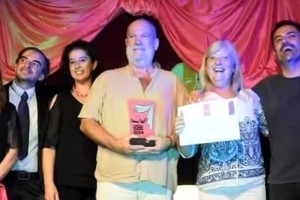 El director y los intérpretes recibiendo el premio Paoli, en Larroque.