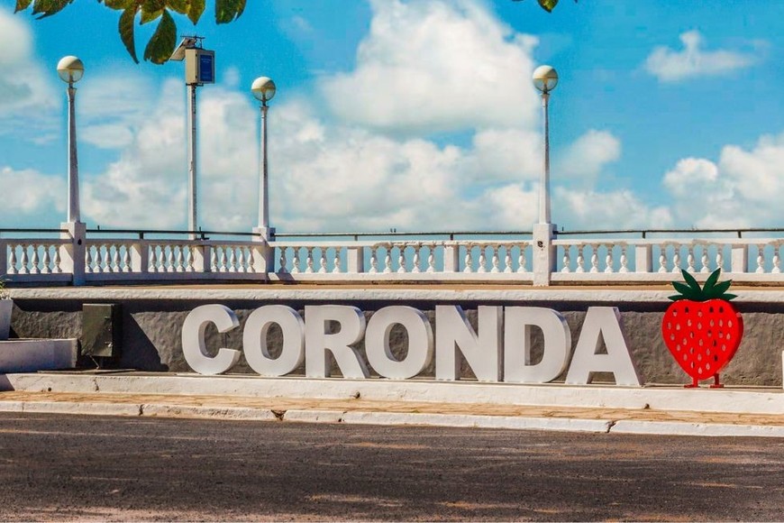 Palco Eduardo Acosta y letras identificatorias de Coronda, con la frutilla anexa.