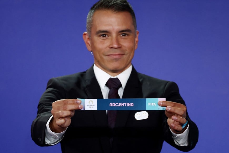 Paris 2024 Olympics - Olympic Football Tournament Draw - Le Pulse, Saint-Denis, France - March 20, 2024
Former player Javier Saviola draws Argentina for the Men's Olympic Football Tournament REUTERS/Stephanie Lecocq