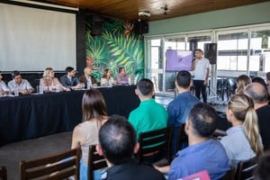 La presentación de la que participó el gobernador Pullaro fue en 1980 Costa Este.

Gobierno Provincial.