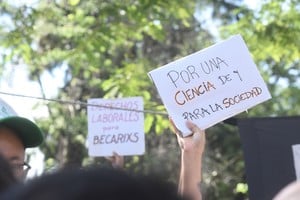 “La ciencia no es cara, cara es la ignorancia”, decía otro de los carteles que portaban los manifestantes.

Guillermo Di Salvatore.