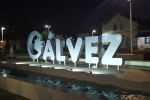 Las letras de la ciudad, en uno de sus ingresos, visión nocturna.