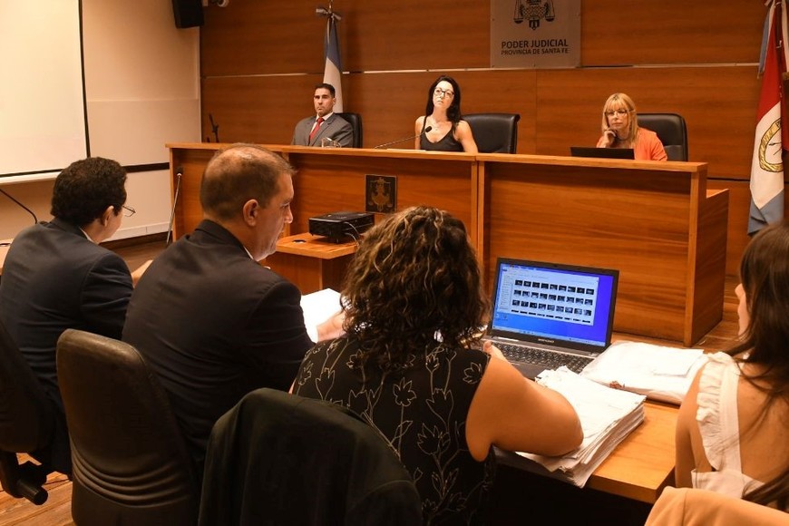 El tribunal de juicio, compuesto por los jueces Cecilia Labanca -presidenta-, Rosana Carrara y José Luis García Troiano. Crédito: Flavio Raina.
