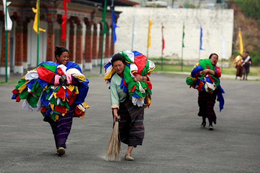 Women carry flags in Tashichho Dzong, the seat of the head of Bhutan's Civil Government in Thimphu in preparation for the visit of Britain's Prince William and his wife Catherine, the Duchess of Cambridge, Bhutan, April 13, 2016.  REUTERS/Cathal McNaughton bhutan  mujeres llevando banderas preparativos visita duques de cambridge