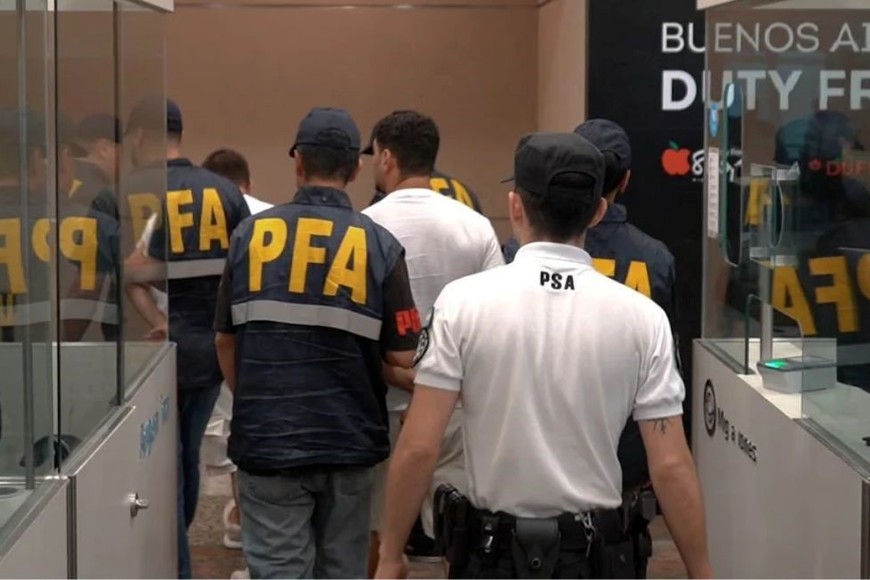 Fueron condenados a tres años de prisión en suspenso y se dispuso la prohibición de ingreso al país de forma permanente.