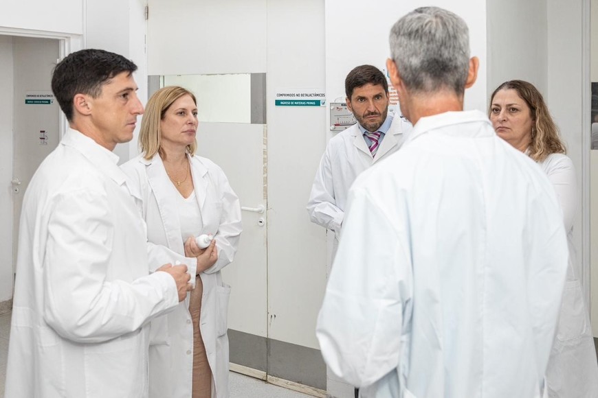 El gobernador Maximiliano Pullaro visitó este miércoles las instalaciones del Laboratorio Industrial Farmacéutico (LIF).

Gentileza Gobierno Provincial.