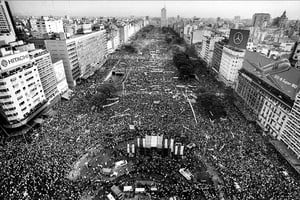 Cierre de campaña de Raul Alfonsin en la Avenida 9 de Julio el 26 de octubre de 1983.