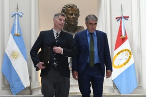 Pablo Olivares, ministro de Economía, junto a Fabián Bastía, ministro de Gobierno. Crédito: Mauricio Garín