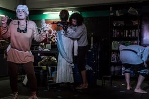 “Versos para el trucho”, obra teatral de Teatro Animal bajo dirección de Antonela González, realizada en un taller mecánico.
