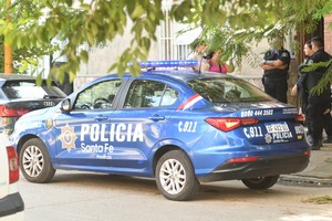 Personal policial trabaja en el hecho ocurrido en Necochea al 3000. Créditos: Mauricio Garín