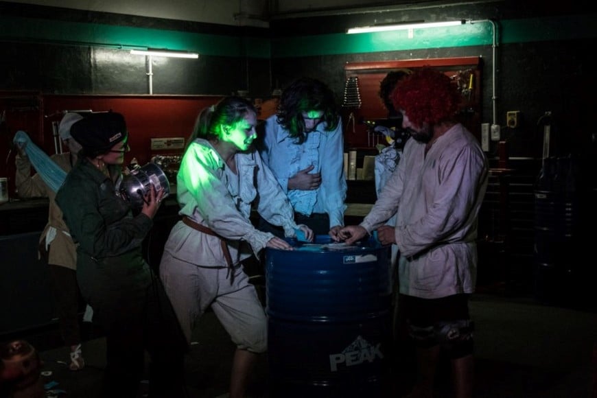 “Versos para el trucho”, obra teatral de Teatro Animal bajo dirección de Antonela González, realizada en un taller mecánico.