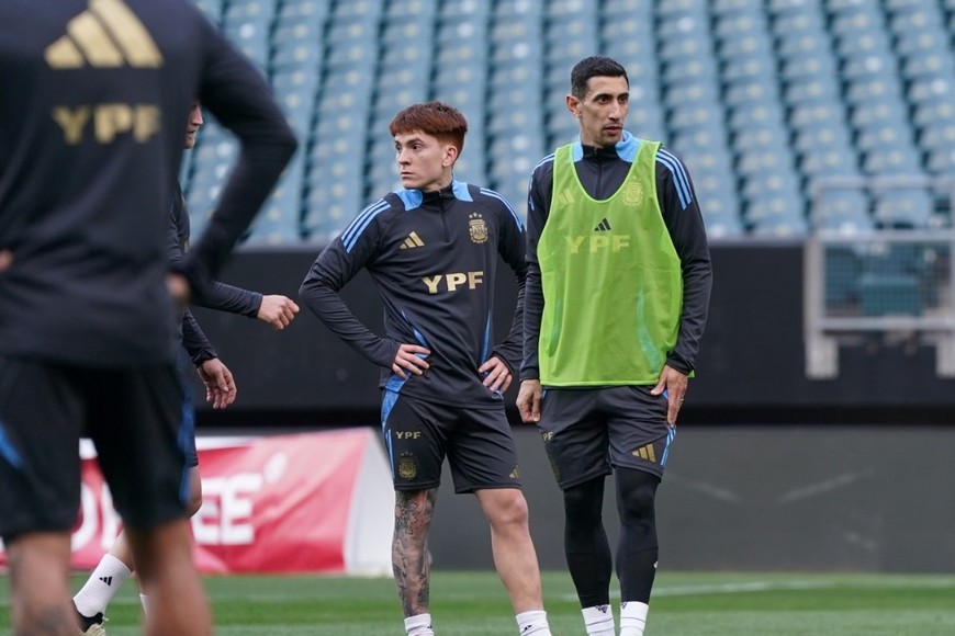 Pasado, presente y futuro. Valentín Barco en su primera experiencia en la mayor, junto a un Ángel Di María que ya anunció su retiro de la albiceleste tras la Copa América. Crédito: Selección Argentina