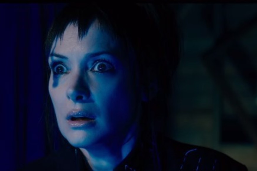 Winona Ryder vuelve a interpretar a Lydia Deetz, ahora adulta.