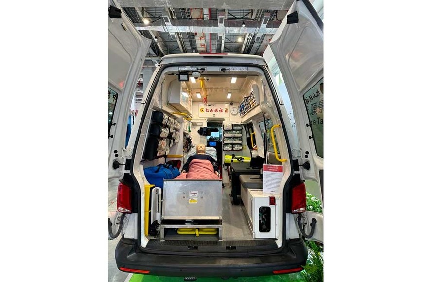 Así luce el interior de la ambulancia inteligente conectada a la red 5G. Foto: Gonzalo Zentner